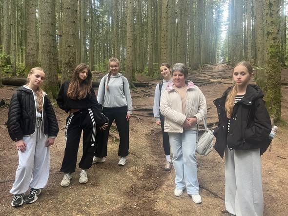 Мандрівка, що об'єднує: 10-Б до Дня туризму