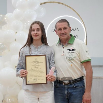 Ліцеїстка з грамотою на урочистому нагородженні